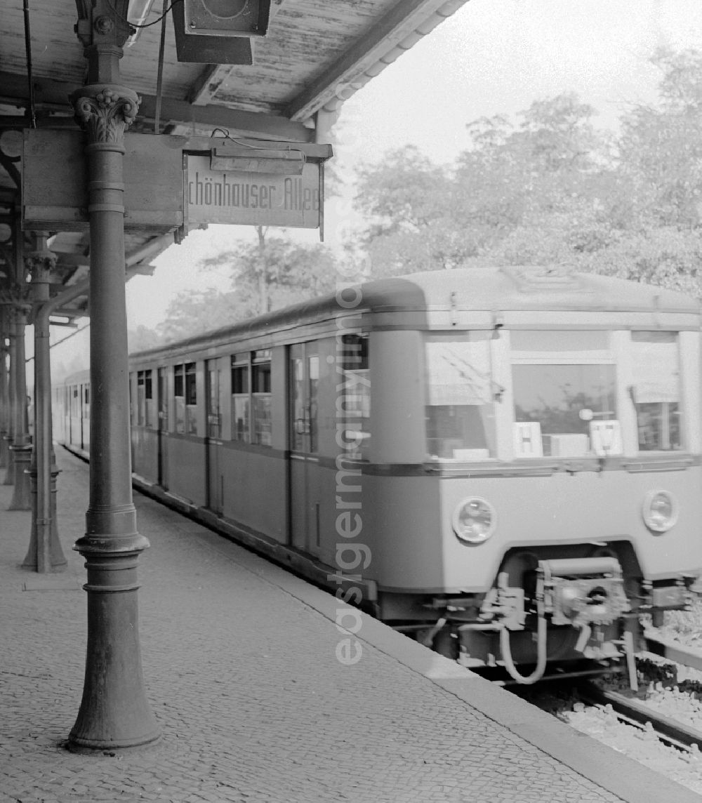 GDR picture archive: Berlin - S-Bahn train in the direction of Schoenhauser Allee at Schoeneweide station in Berlin, the former capital of the GDR, German Democratic Republic