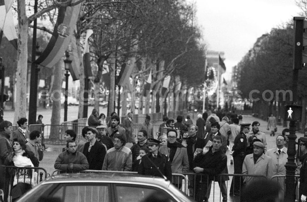 GDR photo archive: Paris - Zuschauer an der Absperrung der beflaggten Champs Elysees anläßlich des Staatsbesuchs von Erich Honecker, Vorsitzender des Staatsrates DDR, in Paris.