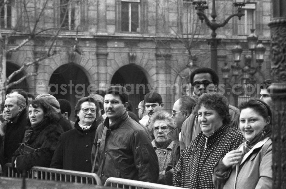 GDR picture archive: Paris - Zuschauer an Absperrung während Staatsbesuch von Erich Honecker, Vorsitzender des Staatsrates DDR, in Frankreich-Paris.