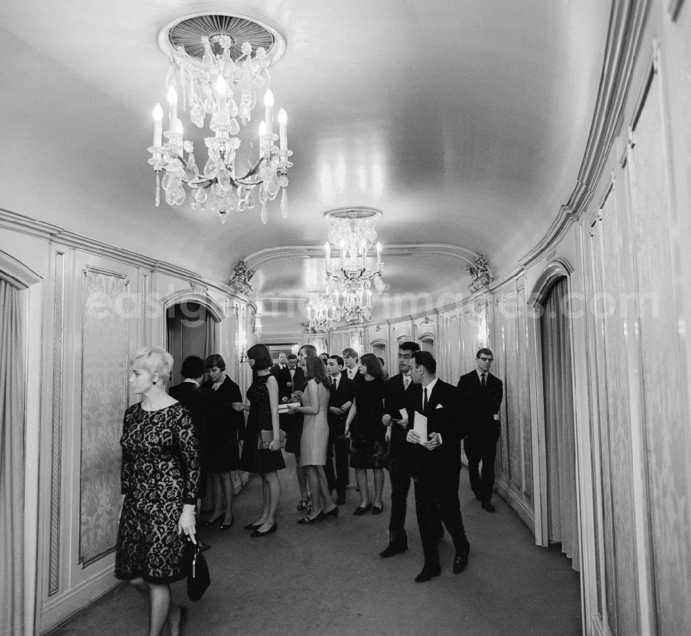 GDR picture archive: Berlin - Spectator and guests in evening gardrobe on the way to her seats in the state opera under the lime-trees in Berlin, the former capital of the GDR, German democratic republic