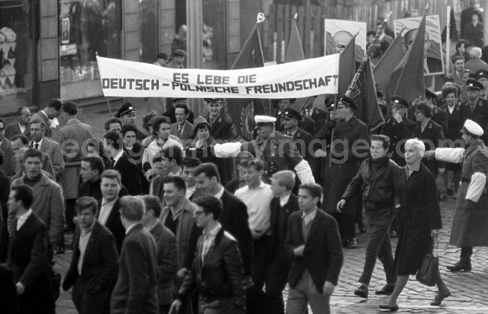 Berlin: Crowd of spectators at the state visit of Polish Prime Minister Jozef Cyrankiewicz and PVAP party leader Wladyslaw Gomulka in Berlin Eastberlin on the territory of the former GDR, German Democratic Republic