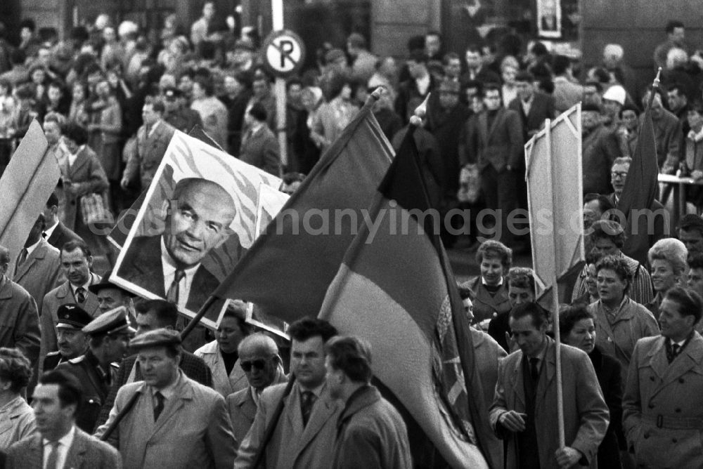 GDR image archive: Berlin - Crowd of spectators at the state visit of Polish Prime Minister Jozef Cyrankiewicz and PVAP party leader Wladyslaw Gomulka in Berlin Eastberlin on the territory of the former GDR, German Democratic Republic