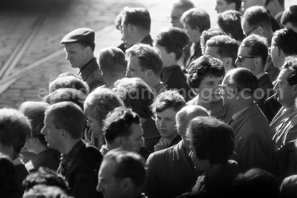 GDR photo archive: Berlin - Crowd of spectators at the state visit of Polish Prime Minister Jozef Cyrankiewicz and PVAP party leader Wladyslaw Gomulka in Berlin Eastberlin on the territory of the former GDR, German Democratic Republic