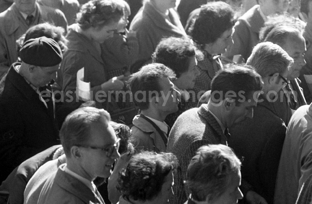 GDR picture archive: Berlin - Crowd of spectators at the state visit of Polish Prime Minister Jozef Cyrankiewicz and PVAP party leader Wladyslaw Gomulka in Berlin Eastberlin on the territory of the former GDR, German Democratic Republic