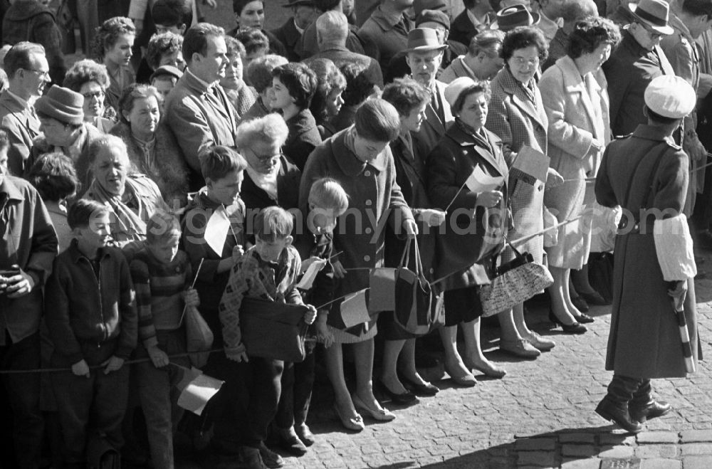 Berlin: Crowd of spectators at the state visit of Polish Prime Minister Jozef Cyrankiewicz and PVAP party leader Wladyslaw Gomulka in Berlin Eastberlin on the territory of the former GDR, German Democratic Republic