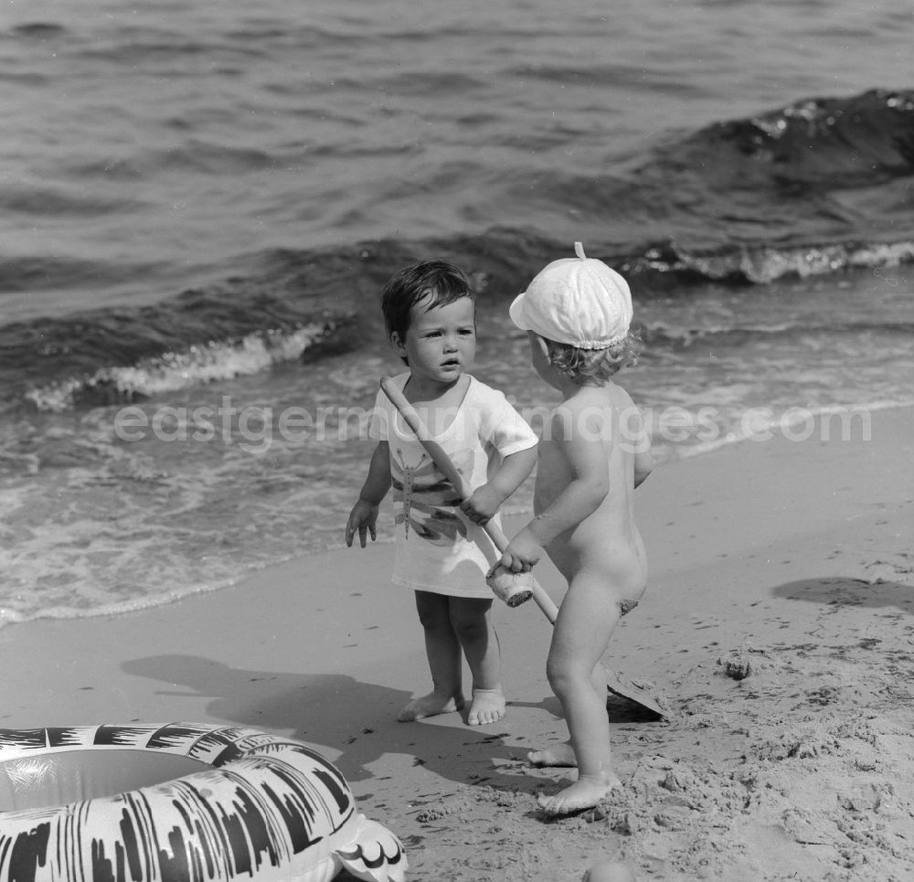 GDR image archive: Ückeritz - Two small children on the beach in Ueckeritz in Mecklenburg-Western Pomerania in the field of the former GDR, German Democratic Republic