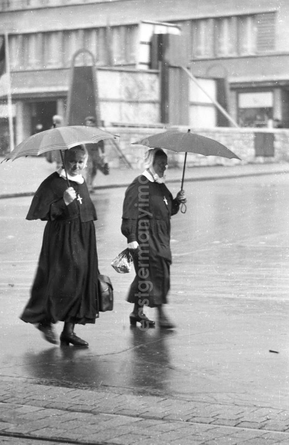 GDR image archive: Freiberg - Zwei Diakonissen / Diakonisse einer evangelischen Schwesterngemeinschaft mit Regenschirm. Bestmögliche Qualität nach Vorlage!