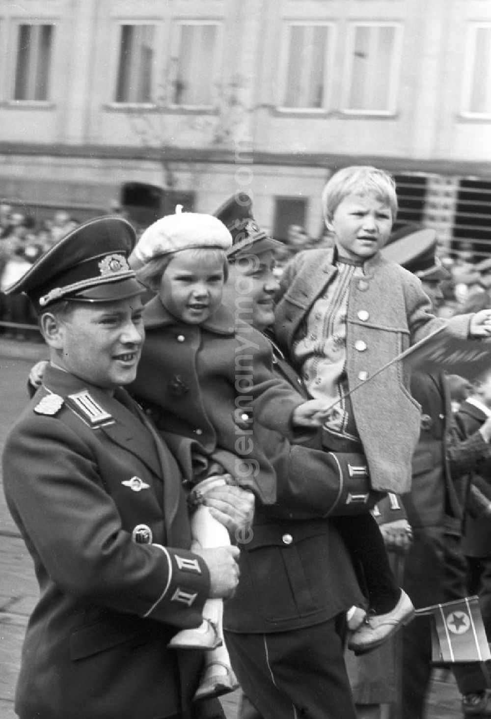 Leipzig: Zwei Offiziere der NVA mit ihren Kindern bei einem Umzug am Maifeiertag / Tag der Arbeit. Bestmögliche Qualität nach Vorlage!