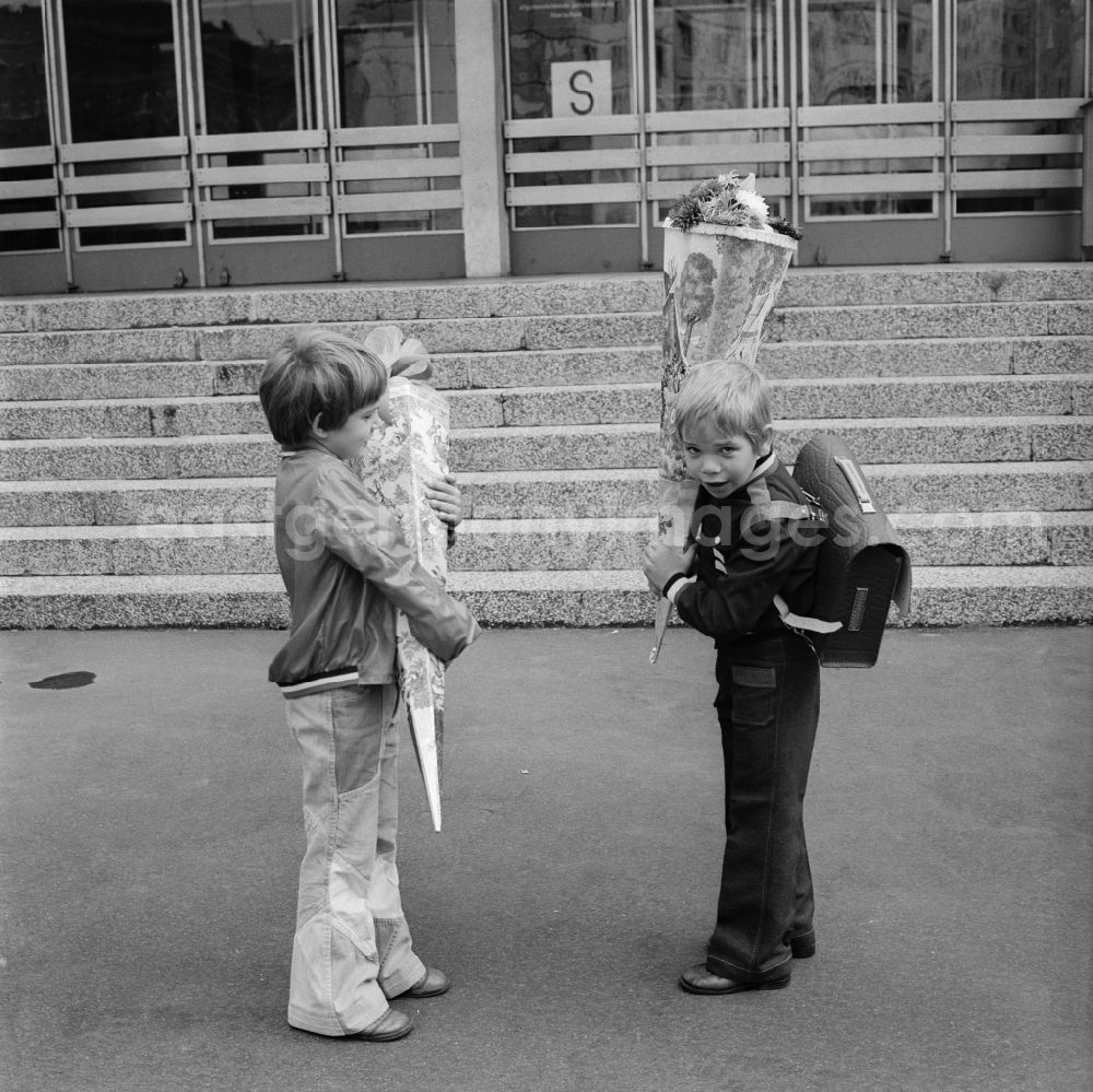 GDR image archive: Berlin - Friedrichshain - Two graders with their large cornet of cardboard before the entrance to the school in Berlin - Friedrichshain
