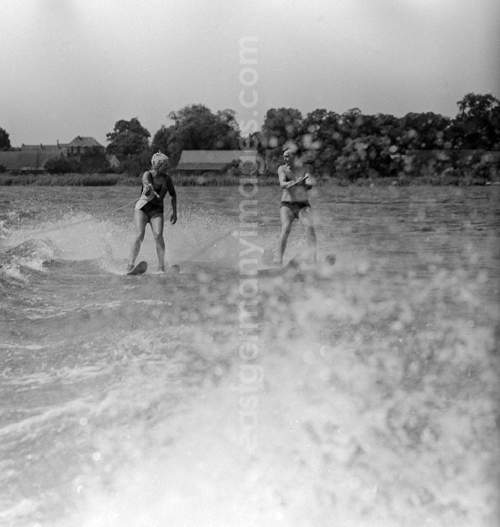 GDR picture archive: Kablow - Two skiers on a double line on the Kruepelsee in Kablow in today's federal state of Brandenburg