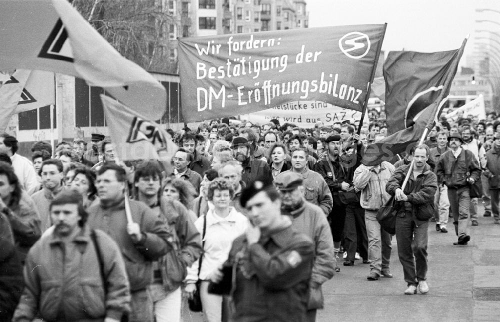 Berlin: Employees from the Zwickau Sachsenwerk in front of the Treuhand in Berlin