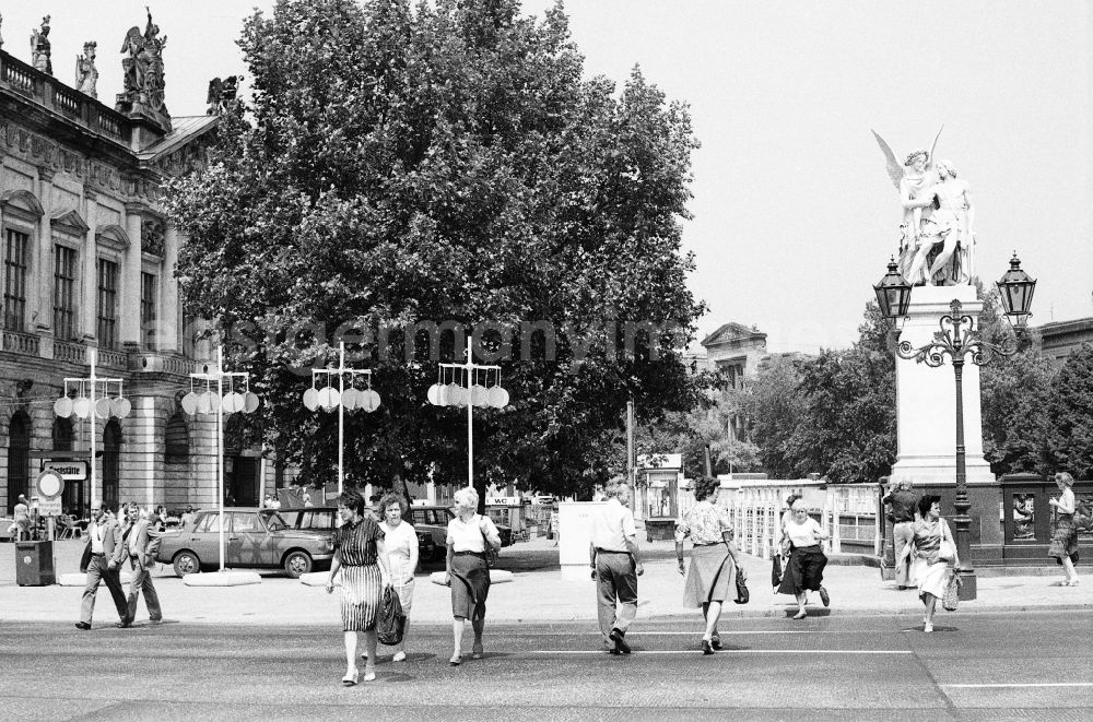 GDR image archive: Berlin - Passers-by on the Unter den Linden street between the armory and the Schlossbruecke in Berlin-Mitte in the area of the former GDR, German Democratic Republic
