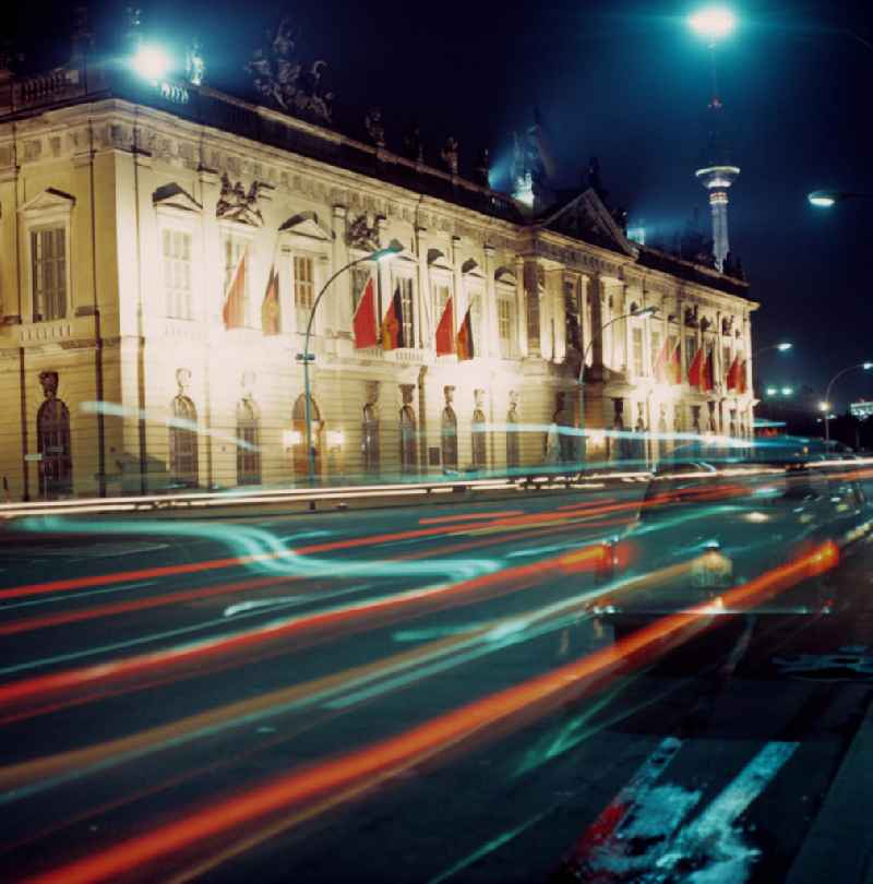 Nachtaufnahme: Blick auf das Staatsratsgebäude in Berlin-Mitte am Jahrestag der DDR. Der Sitz des Staatsrates der DDR war Anfang der 6