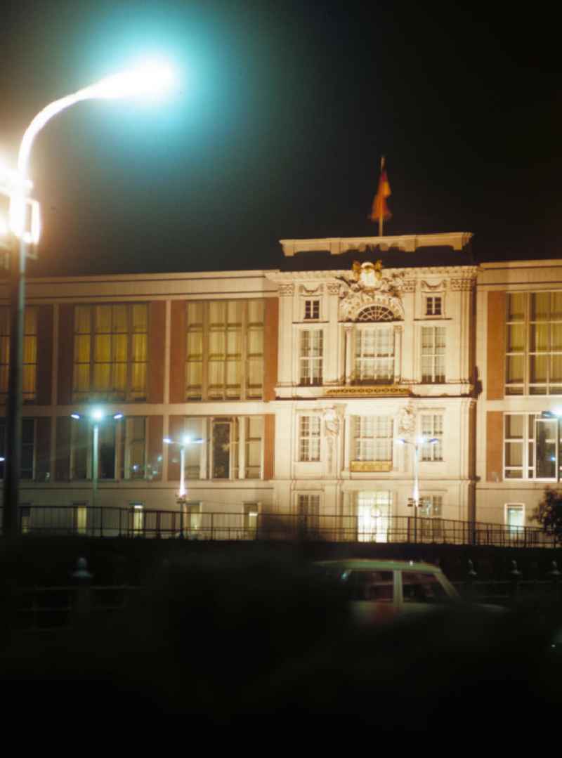 Nachtaufnahme: Blick auf das Staatsratsgebäude in Berlin-Mitte bei Nacht, am Jahrestag der DDR. Der Sitz des Staatsrates der DDR war Anfang der 6