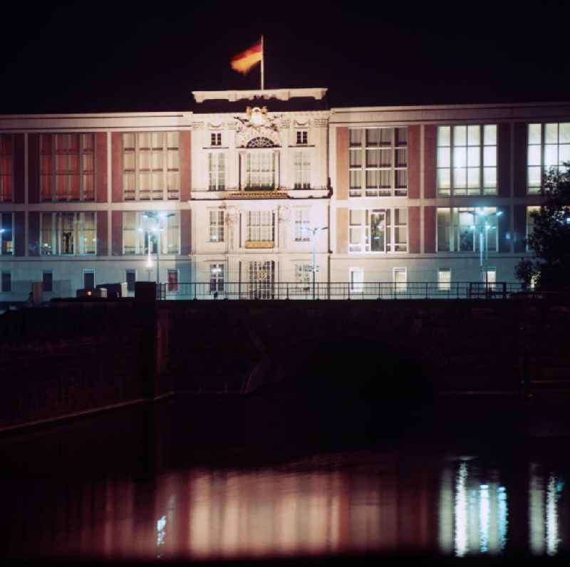 Nachtaufnahme: Blick auf das Staatsratsgebäude in Berlin-Mitte. Der Sitz des Staatsrates der DDR war Anfang der 6