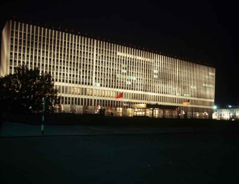 Nachtaufnahme: Blick auf die beleuchtete Fassade und den beflaggten Eingang des Ministeriums für Auswärtige Angelegenheiten (MfAA) Unter den Linden in Berlin-Mitte. Das Mitte der 6