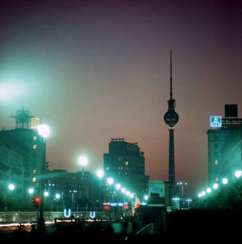 Nachtaufnahme: Karl-Marx-Allee am Strausberger Platz in Berlin mit Blick Richtung Haus des Kindes und Berliner Fernsehturm.