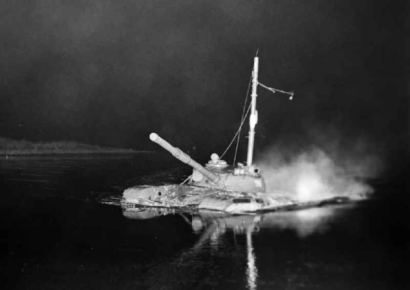 Practice drives at night by T72 tanks of the NVA of the GDR to cross the banks of the Elbe north of Heinrichsberg in Saxony-Anhalt