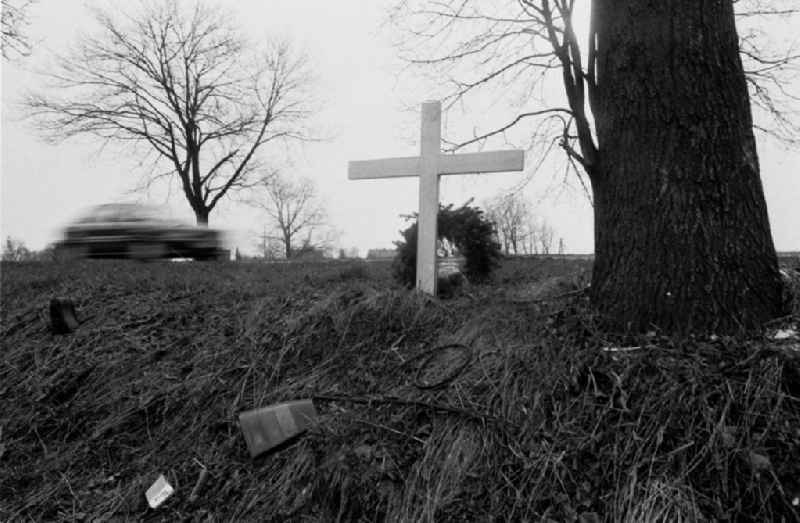 Mahn-Kreuz (Unfall) an Graben



Umschlagnummer: 7311