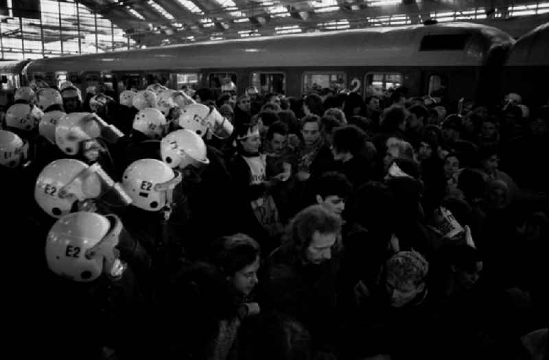 Gegen Einzug von Soldaten
Zugblockade am Hauptbahnhof in Berlin


Umschlagnummer:732