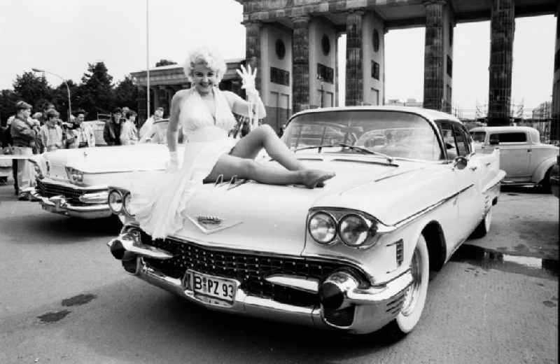 Marilyn Monroe am Brandenburger Tor

Umschlagnummer: 7443
