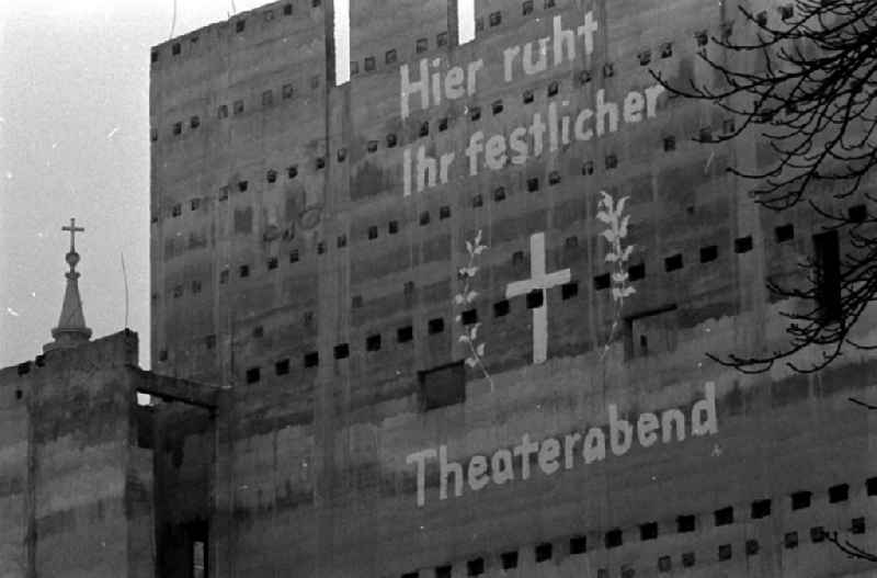 geschlossenes Theater / Land Brandenburg
Aufnahmen in Potsdam

Umschlagnummer: 7147
