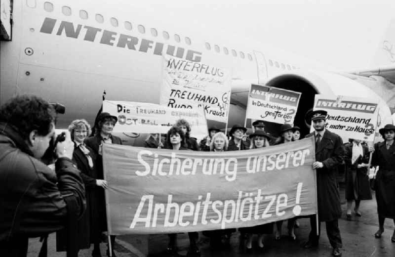 Interflug
Maschine mit Protest nach Bonn
Protestplakate vor Abflug in Schönefeld

Umschlagnummer: 7241