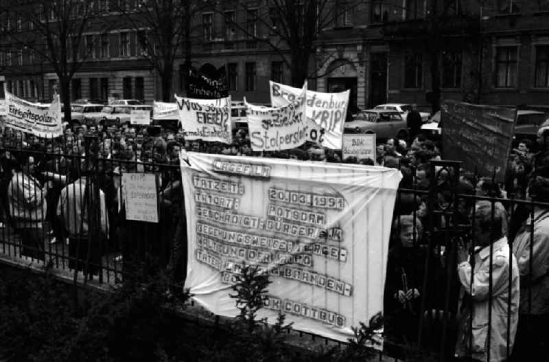 Protest der Kripo vor dem Landtag

Umschlagnummer: 7289