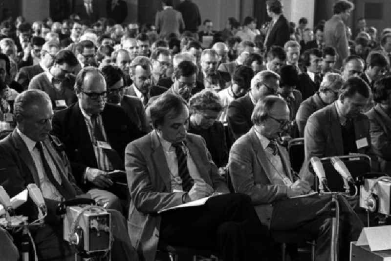 Pressekonferenz mit zahlreichen Pressevertretern während eines Pressegespräches mit Meyer und Becker aus Anlaß des Besuches von Bundeskanzler Helmut Schmidt in der DDR.
