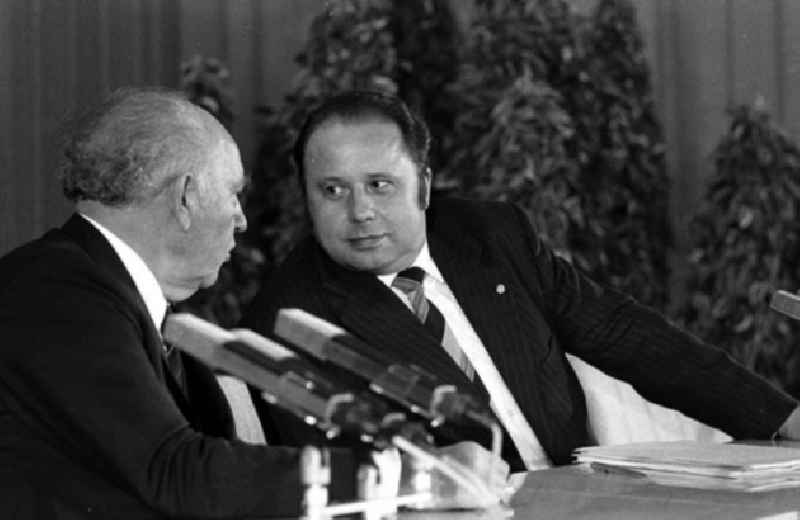 Pressekonferenz mit zahlreichen Pressevertretern während eines Pressegespräches mit Meyer und Becker aus Anlaß des Besuches von Bundeskanzler Helmut Schmidt in der DDR.