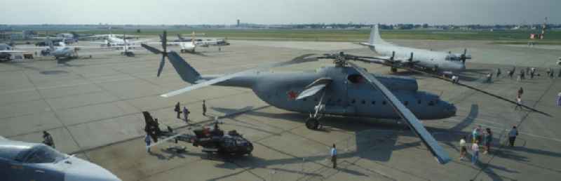 Panorama: Ein sowjetischer / russischer Transporthubschrauber vom Typ Mil Mi-6. Im Hintergrund ein Transportflugzeug vom Typ Lockheed C-13