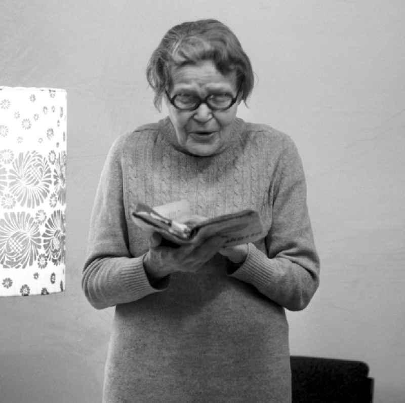 Die Schriftstellerin Trude Richter liest aus ihrem Buch 'Die Plakette' auf der Eröffnung der Anton-Saefkow-Bibliothek in Berlin-Lichtenberg.