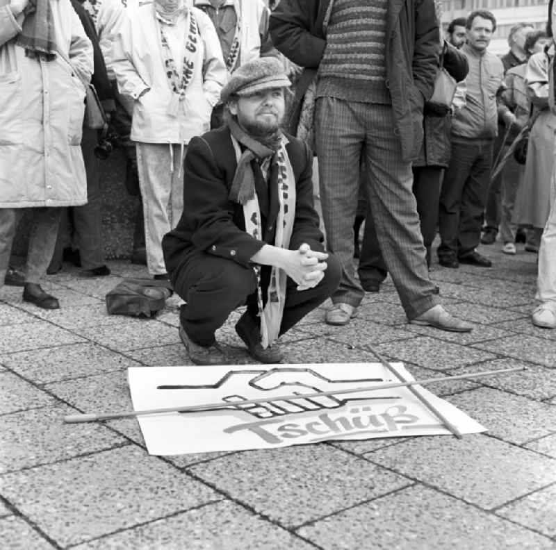 Peter Waschinsky with his poster 'Tschüß', SED-Hände, the mass demonstration on