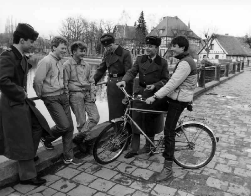 Border guards on a walk in conversation with local youths in Abbenrode in today's federal state of Saxony-Anhalt