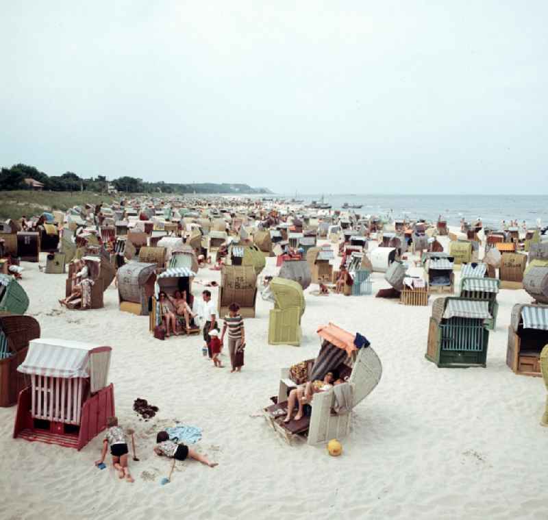 Urlauber genießen ihren Sommerurlaub in den Strandkörben an der Ostsee in Ahlbeck.