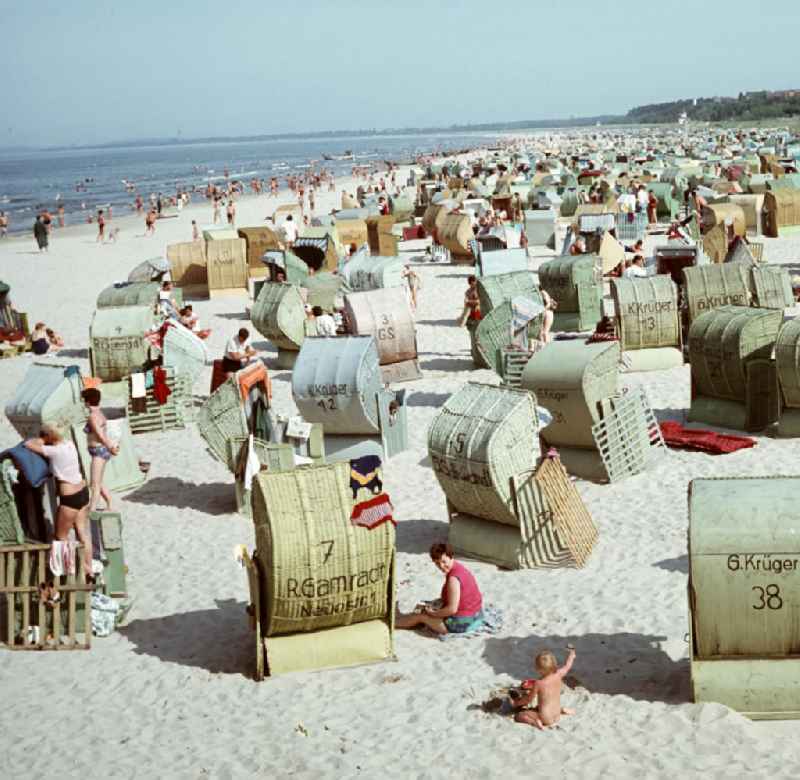 Urlauber genießen ihren Sommerurlaub in den Strandkörben am Ostseestrand bei Ahlbeck auf der Insel Usedom.