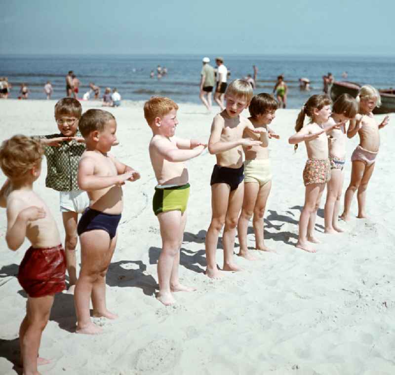 Kinder haben Spaß beim Sport am Ostseestrand bei Ahlbeck auf der Insel Usedom.