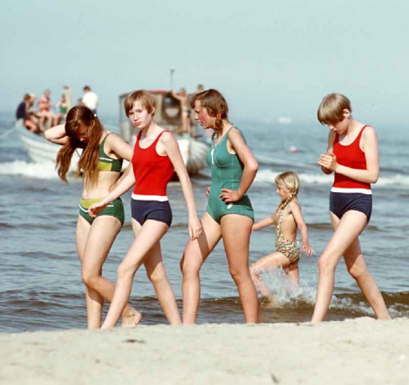 Junge Mädchen gehen am Ostseestrand bei Ahlbeck auf der Insel Usedom spazieren.