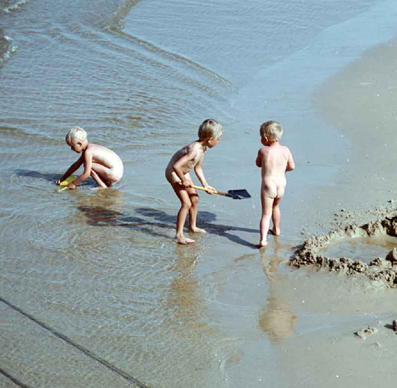 Kinder buddeln am Ostseestrand bei Ahlbeck auf der Insel Usedom.