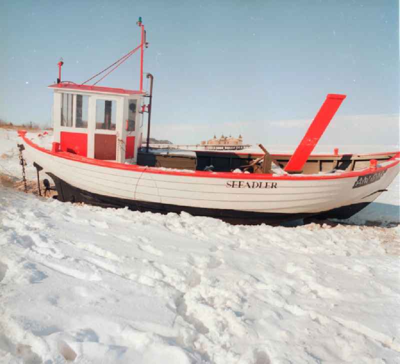 Fishing boat in the winter on the beach in Ahlbeck in Heringsdorf in today's federal state Mecklenburg-Western Pomerania