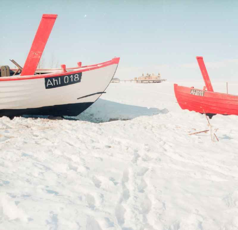 Fishing boats in the winter on the beach in Ahlbeck in Heringsdorf in today's federal state Mecklenburg-Western Pomerania