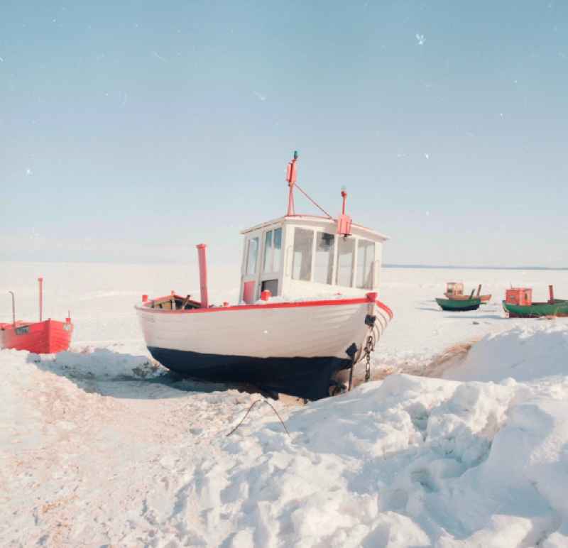 Fishing boats in the winter on the beach in Ahlbeck in Heringsdorf in today's federal state Mecklenburg-Western Pomerania