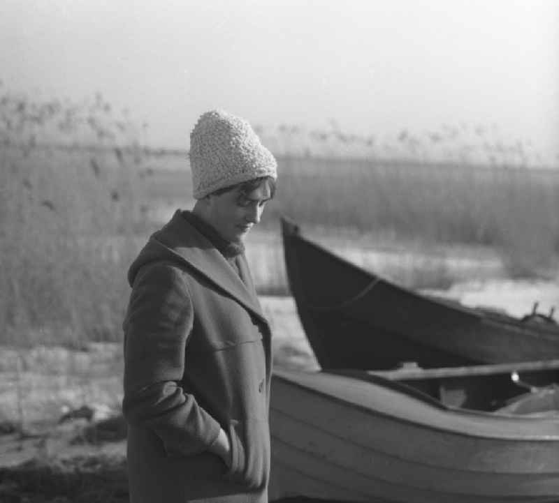 Renate Krull am Strand von Ahrenshoop, 1960. Renate Krull studierte Anfang der 195
