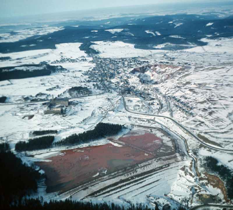 Stadtansicht des sächsischen Altenberg und der Altenberger Pinge im Osterzgebirge im Winter. Die Pinge, in der bis 1991 noch Zinnerz gefördert wurde, entstand 162
