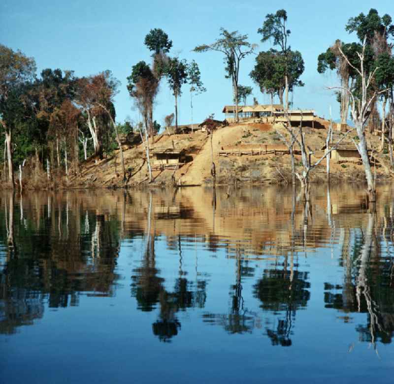 Häuser auf Stelzen am Ufer des Nam-Ngum-Stausees in der Demokratischen Volksrepublik Laos. Das Nam Ngum Reservoir entstand mit der Fertigstellung des gleichnamigen Staudamms im Jahr 1971. Heute leben die Einheimischen v.a. vom Tourismus und von den Holzvorräten, die Anfang der 7