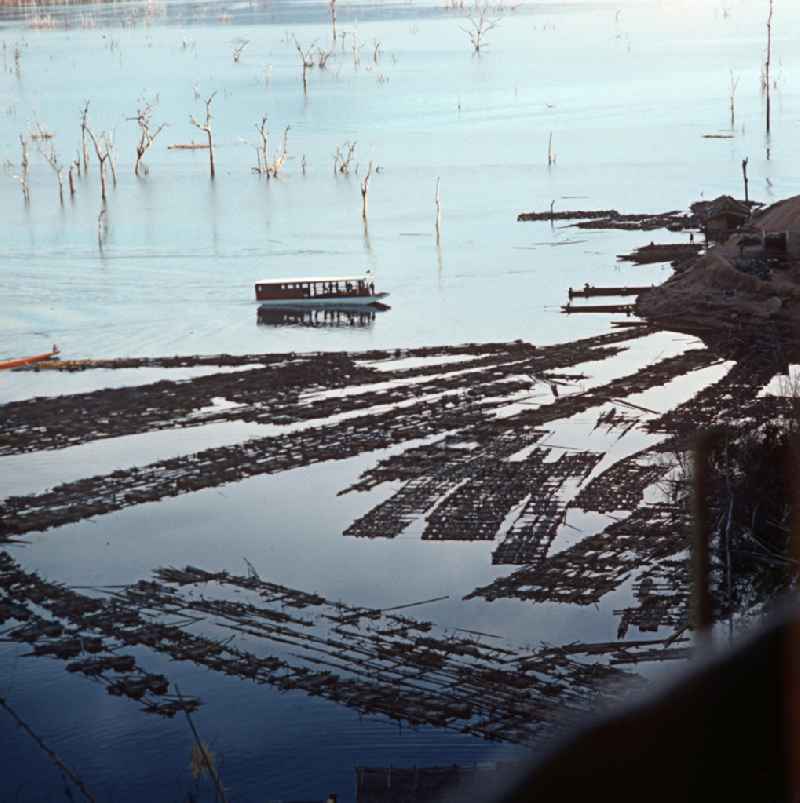 Bootsanlegestelle am Ufer des Nam-Ngum-Stausees in der Demokratischen Volksrepublik Laos. Das Nam Ngum Reservoir entstand mit der Fertigstellung des gleichnamigen Staudamms im Jahr 1971. Heute leben die Einheimischen v.a. vom Tourismus und von den Holzvorräten, die Anfang der 7