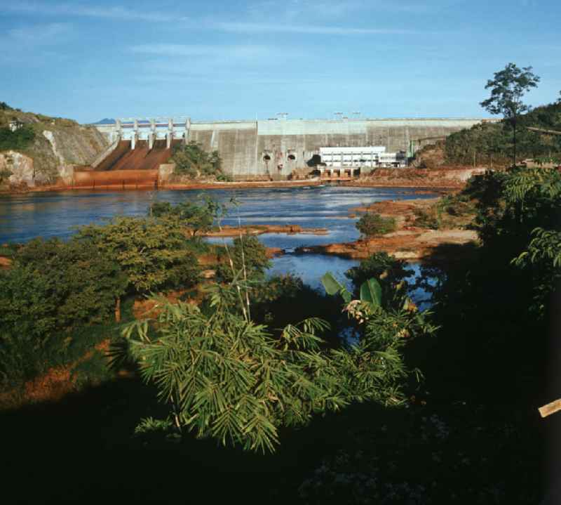 Blick auf den Nam-Ngum-Staudamm in der Demokratischen Volksrepublik Laos. Der mit der Fertigstellung des Staudamms im Jahr 1971 entstandene gleichnamige See bildete ein Natur-Reservoir, in dem heute die Einheimischen v.a. vom Tourismus und von den Holzvorräten, die Anfang der 7