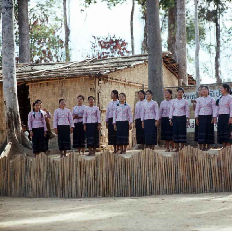 Frauen auf der Fraueninsel Don Nang im Nam-Ngum-Stausee in der Demokratischen Volksrepublik Laos. Das Nam Ngum Reservoir entstand mit der Fertigstellung des gleichnamigen Staudamms im Jahr 1971. Die im See liegenden Inseln dienten in den 7