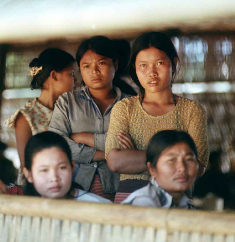 Frauen auf der Fraueninsel Don Nang im Nam-Ngum-Stausee in der Demokratischen Volksrepublik Laos. Das Nam Ngum Reservoir entstand mit der Fertigstellung des gleichnamigen Staudamms im Jahr 1971. Die im See liegenden Inseln dienten in den 7