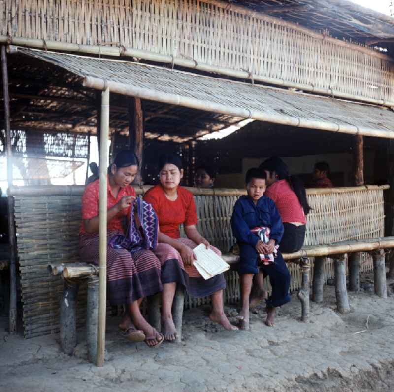 Frauen und Kinder auf der Fraueninsel Don Nang im Nam-Ngum-Stausee in der Demokratischen Volksrepublik Laos. Das Nam Ngum Reservoir entstand mit der Fertigstellung des gleichnamigen Staudamms im Jahr 1971. Die im See liegenden Inseln dienten in den 7